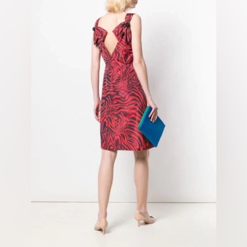 ANIMAL-PRINT SLEEVELESS V-BACK DRESS IN RED - Picture 6 of 16